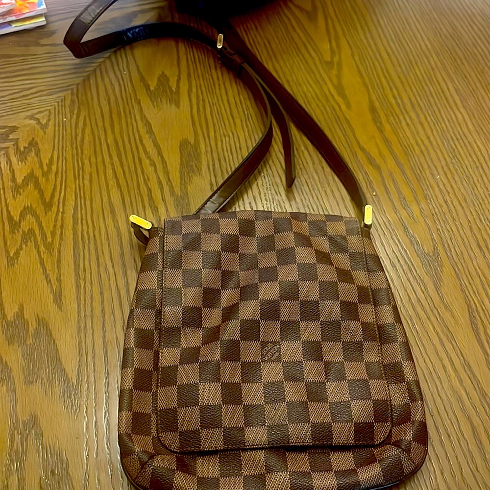 LV Damier